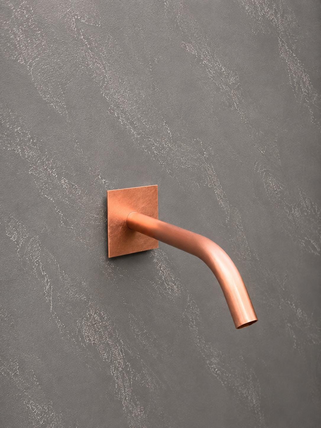 22mm Curved Copper Water Spout - 250mm - wall plate detail